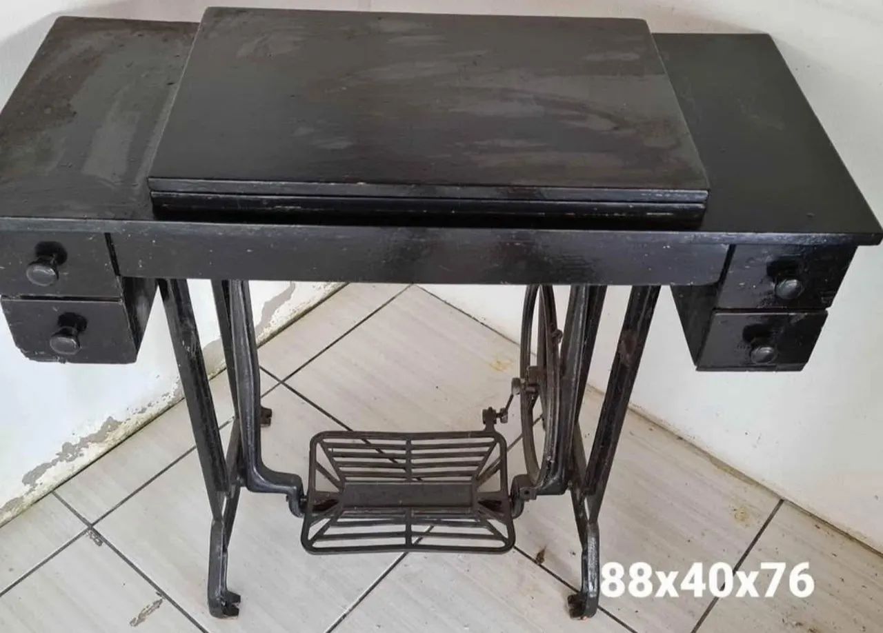 Pé de máquina e bancada 