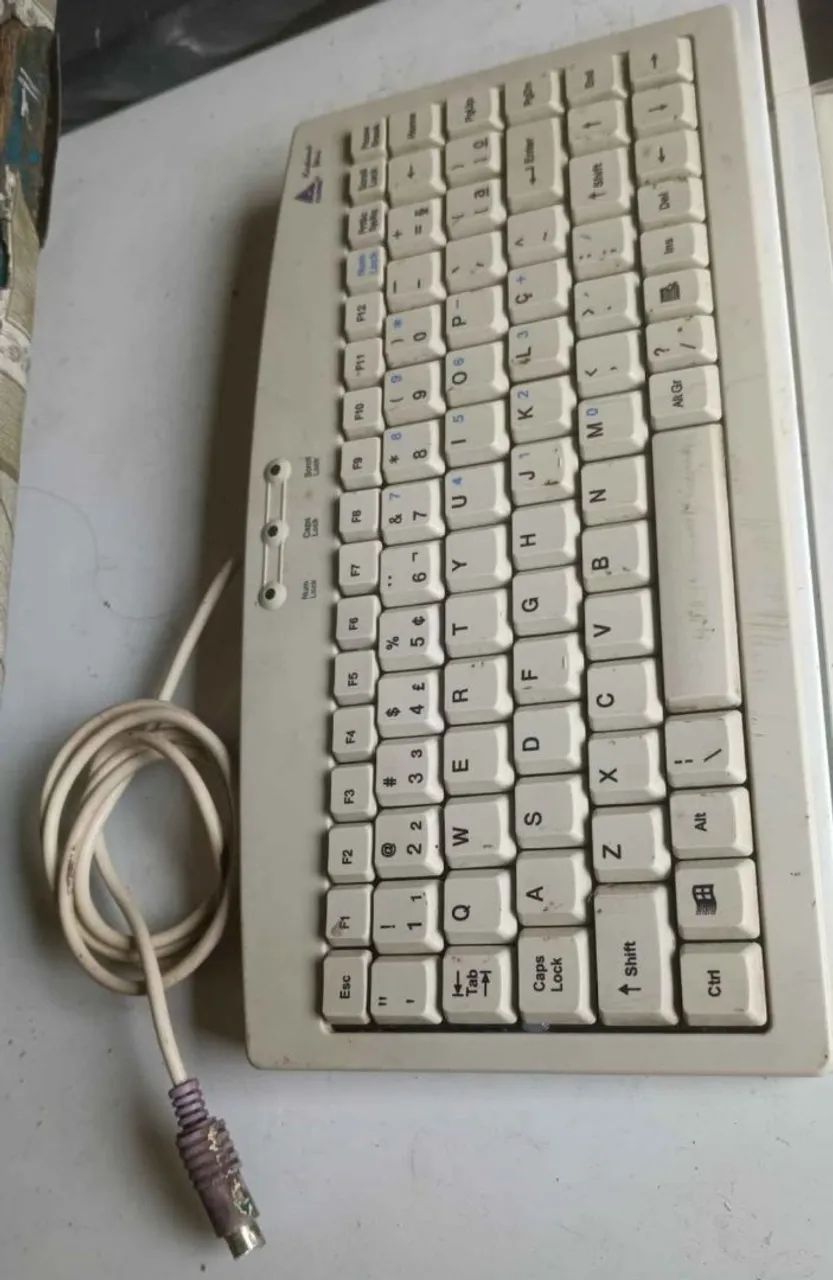 Mini teclado de PC com conexão PS/2, não testei 