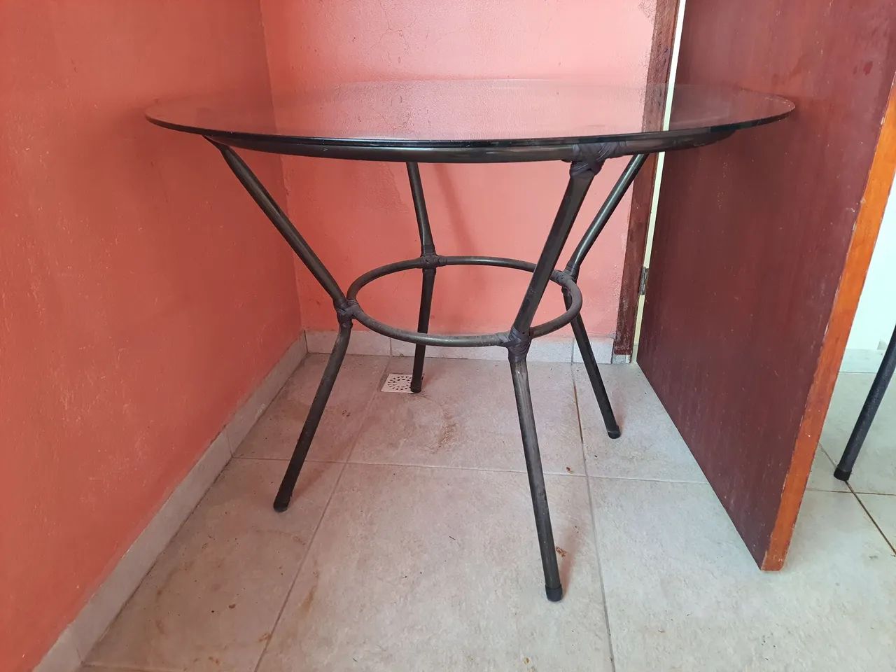 Mesa tampo de vidro de 1 metro de diâmetro com 4 cadeiras acolchoadas. - Foto 2