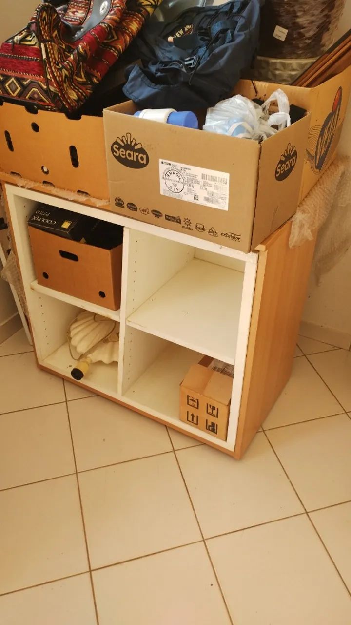 Mesa e L e estante pequena
