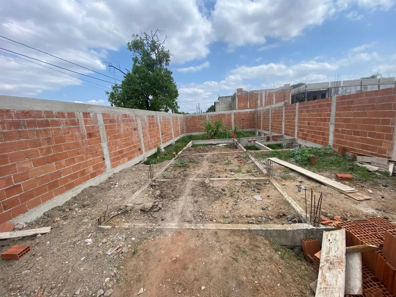 Terreno murado e com alicerce da casa já pronto - Foto 5
