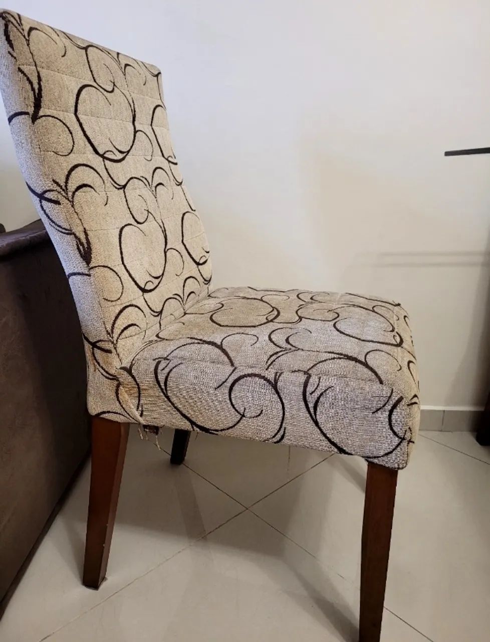 Conjunto de cadeiras de jantar, estofadas e em madeira.