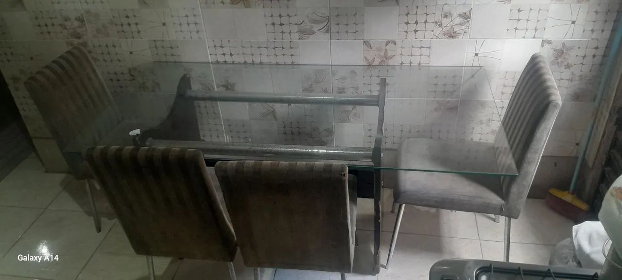 VENDO MESA DE VIDRO COM 6 CADEIRAS VALOR 700,00 REAIS  - Foto 2