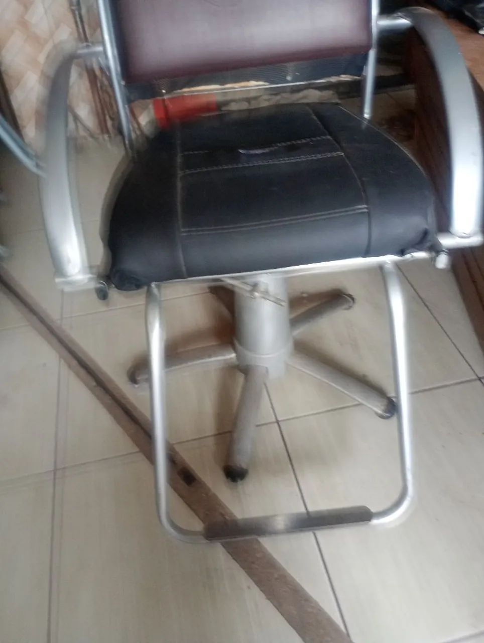 Cadeira hidráulica sem encosto de cabeça  - Foto 3