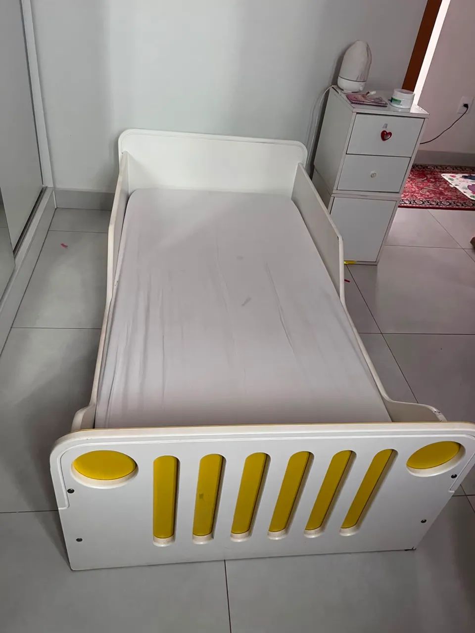 Cama infantil modelo de carro madeira 
