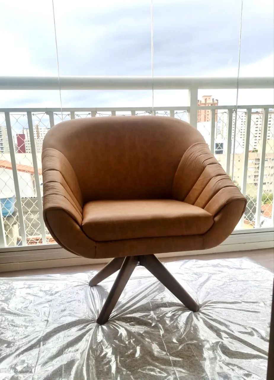 POLTRONA EM COURO CARAMELO SEM USO - Foto 2
