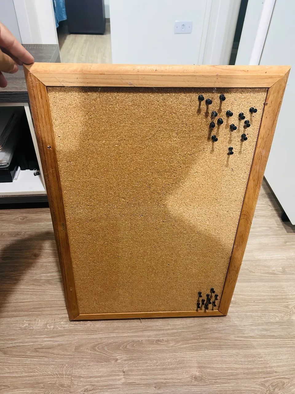 Quadro de avisos de madeira em perfeita condições 