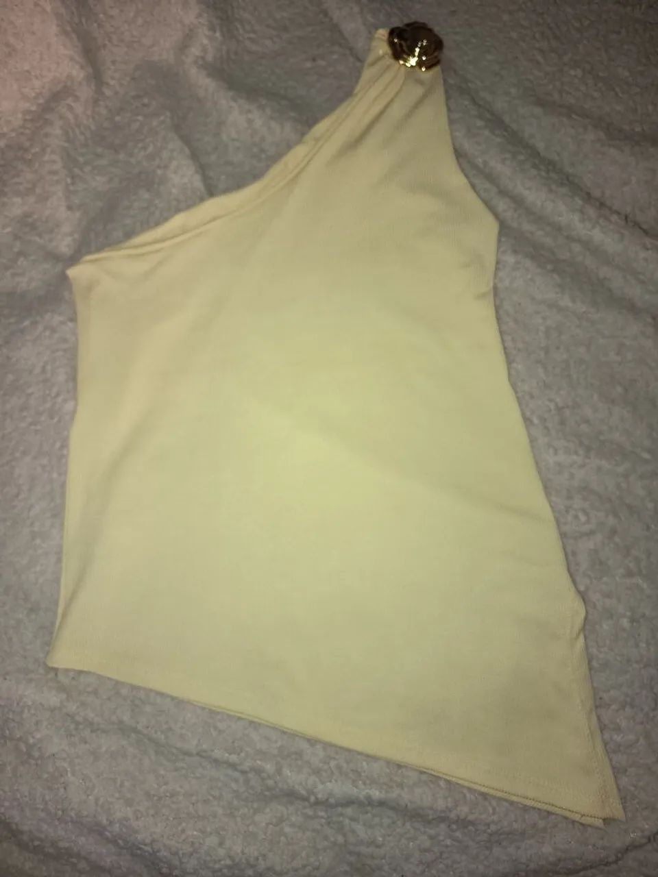 Blusa assimétrica de um ombro 