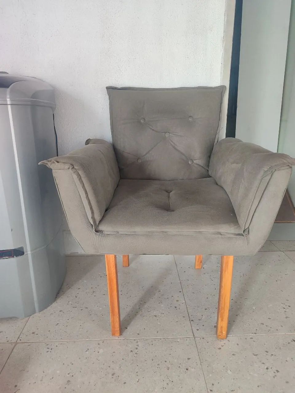  vende se 2 poltronas semi novas, apesar de ser usada estão sem marca de uso.