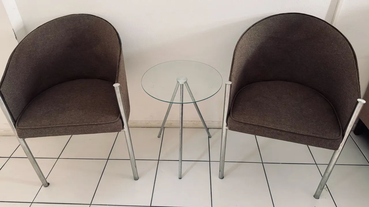 Poltronas e mesinha com tampo de vidro