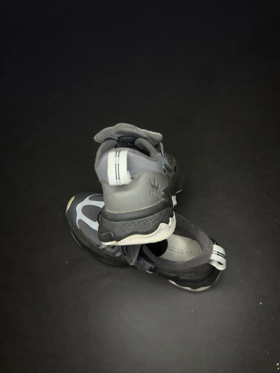 Tênis Adidas Originals Ozweego Flipshield cor cinza e preto