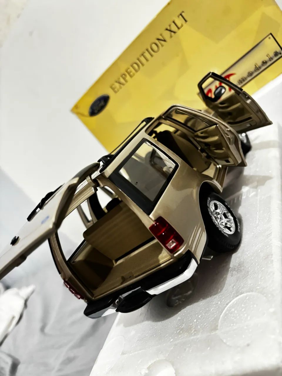 2 miniaturas Ford Expedition 1:18 ut models - Hobbies e coleções