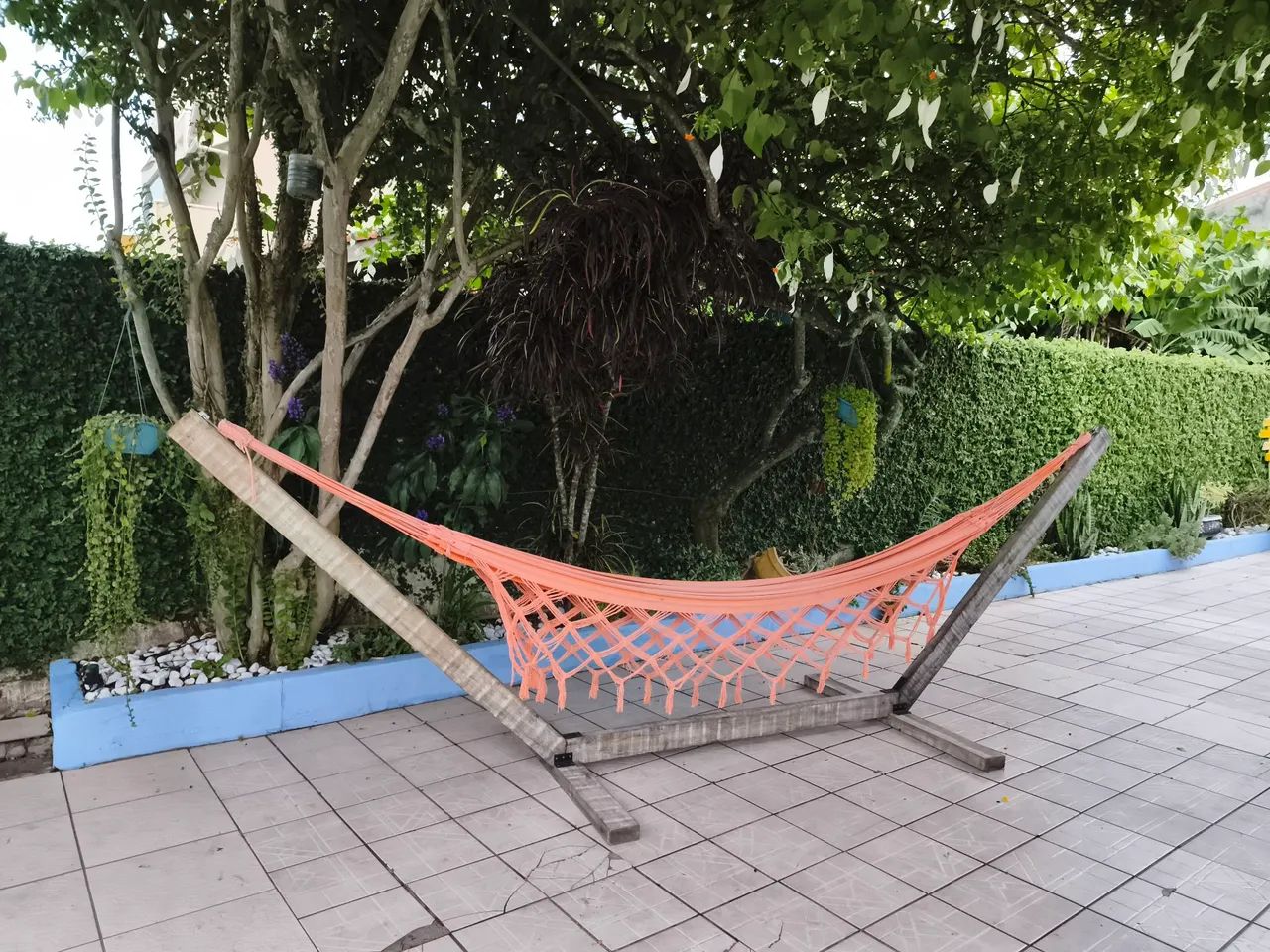 Suporte rede portátil em madeira de lei.
