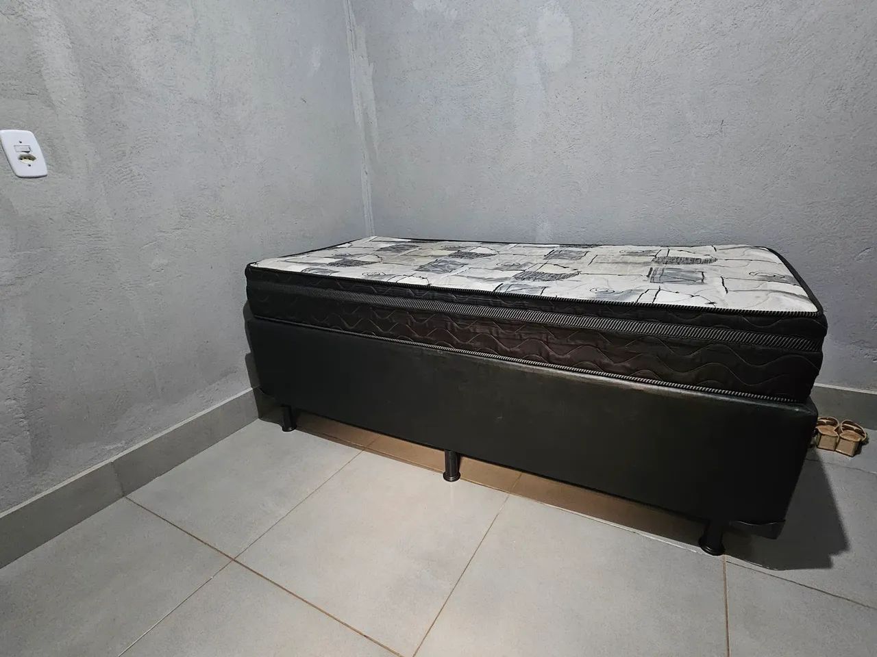 Cama de solteiro, com colchão de mola
