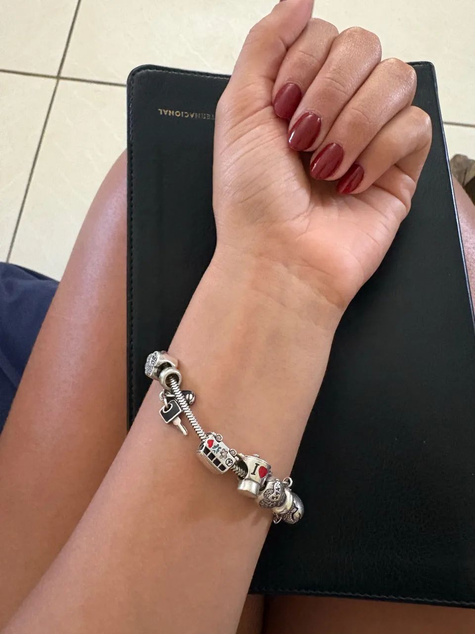Pulseira de prata estilo Pandora com berloques