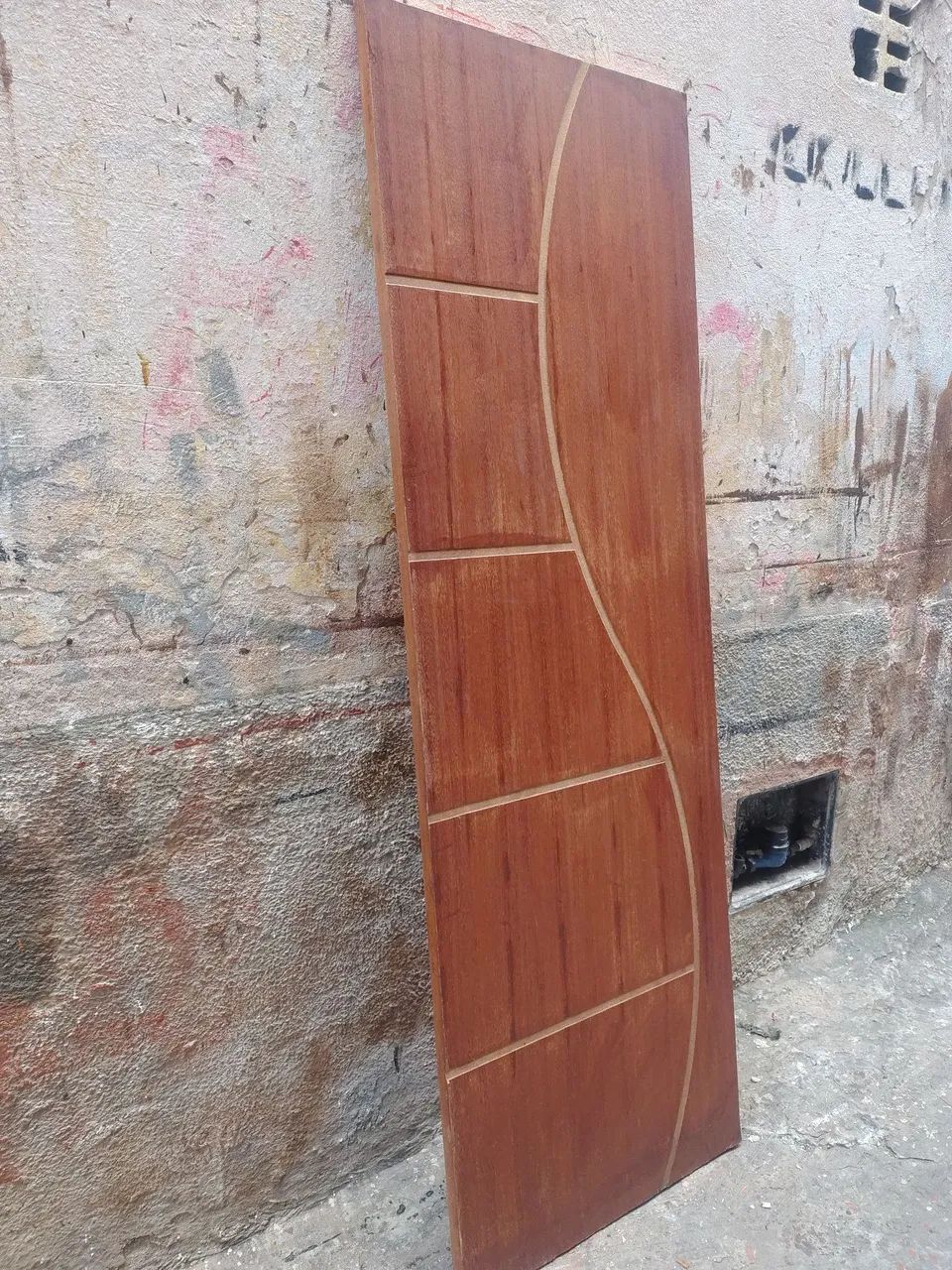 New door, ribbed design, excellent quality, measures 0.70 cm by 2.10 m.