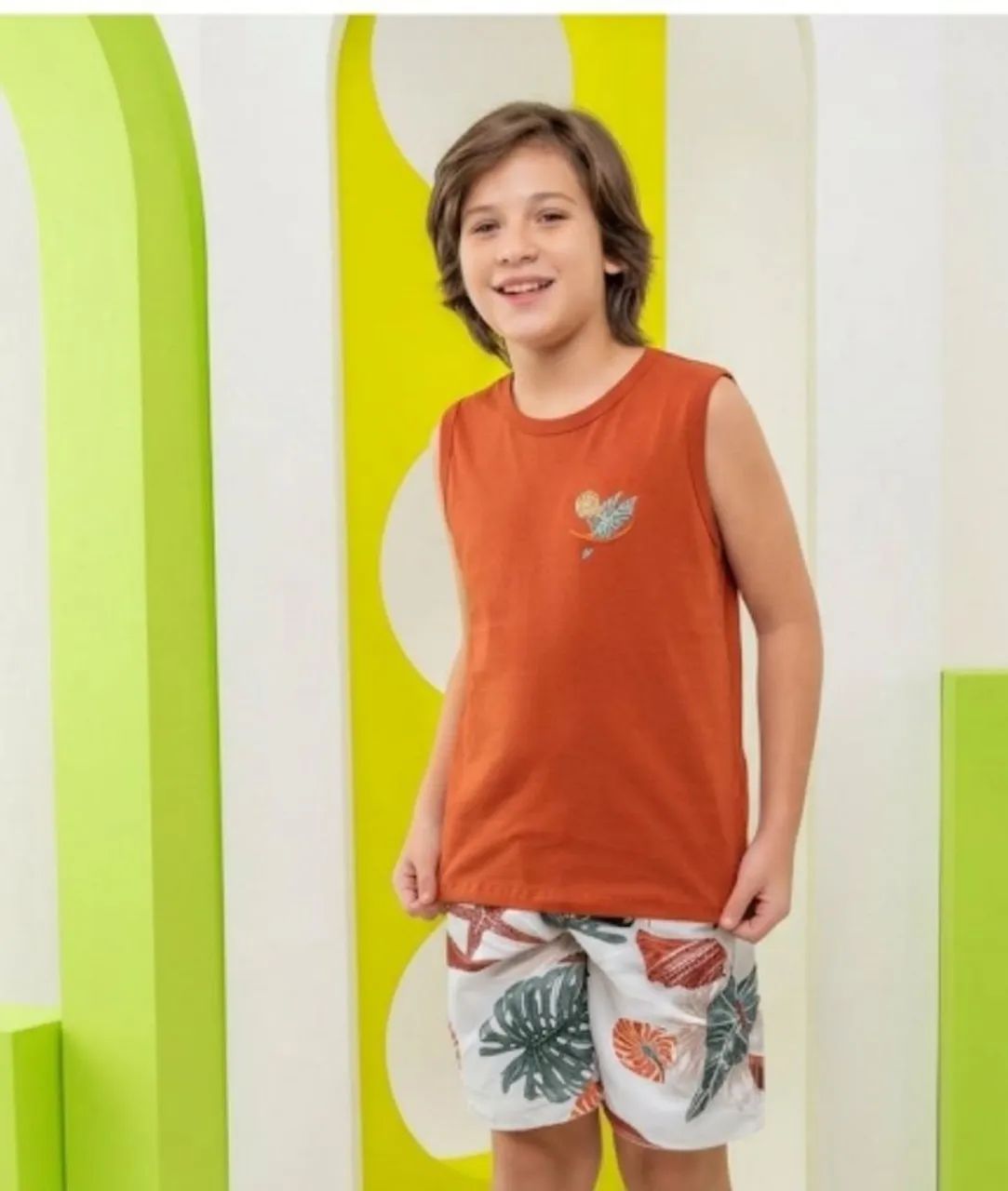 Conjunto com camisa regata de algodão e short em Tactel estampado 