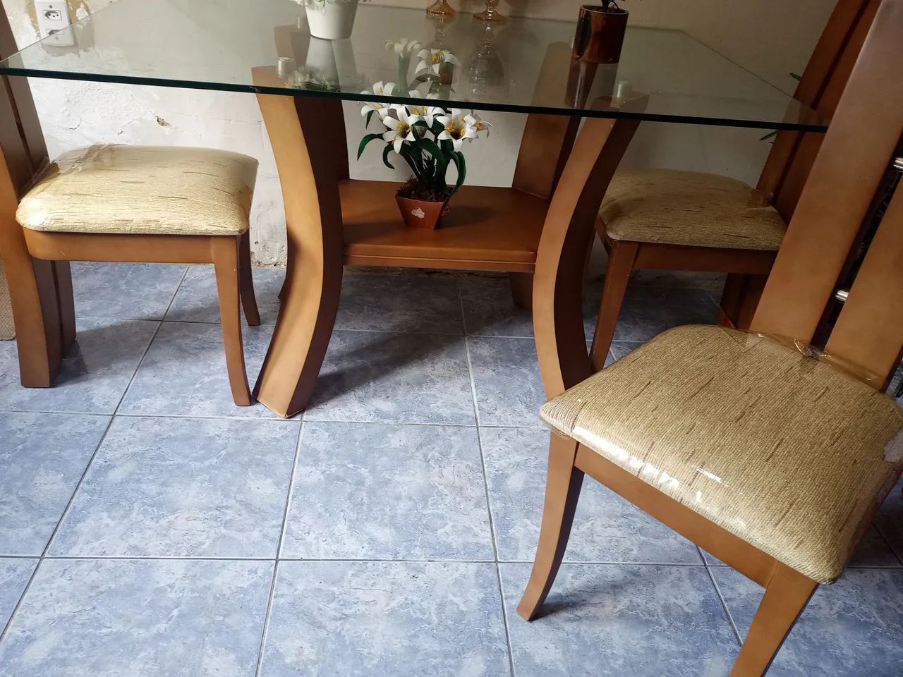 Mesa de jantar de madeira  com quatro cadeiras - Foto 3