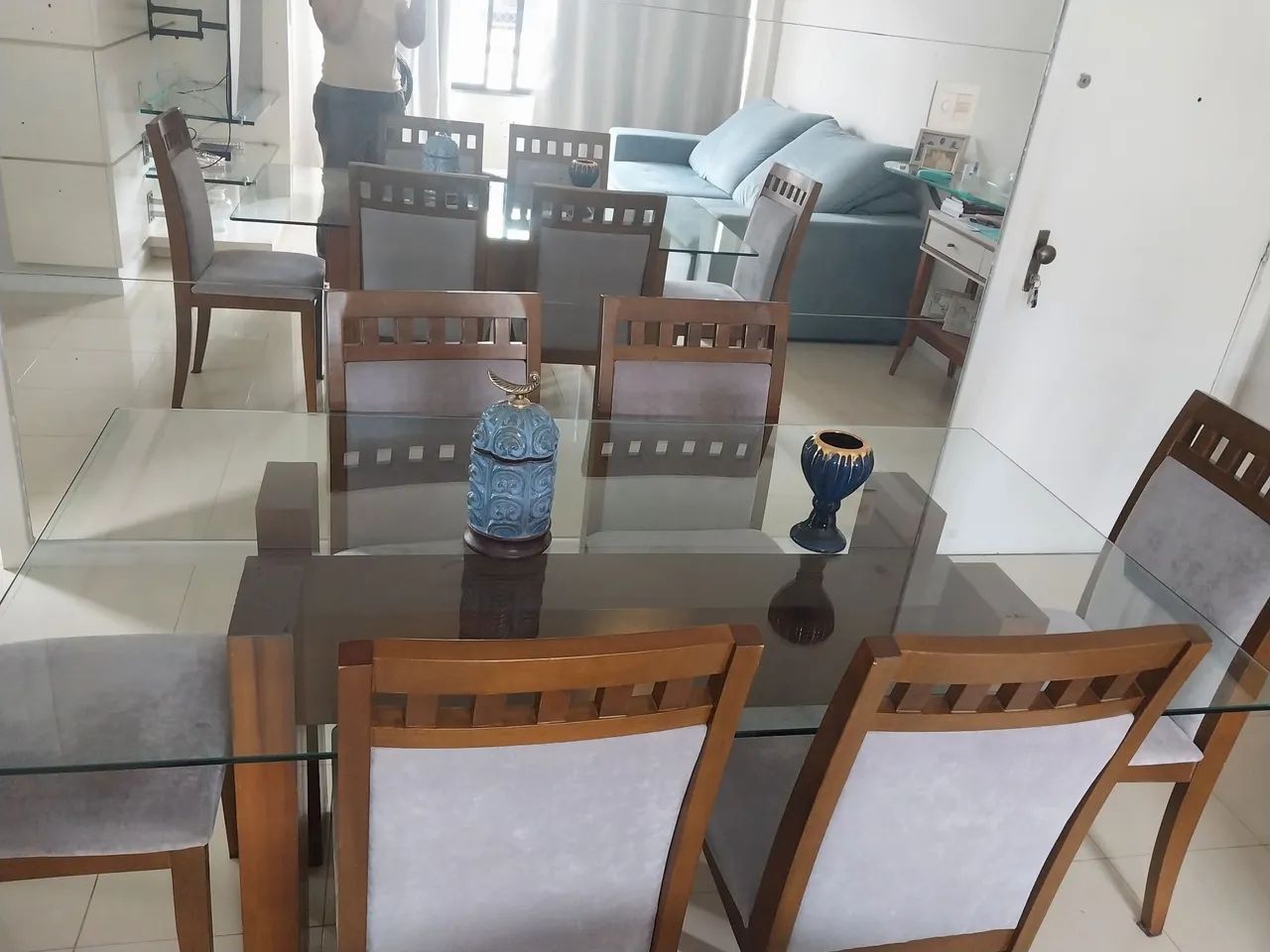 Mesa de madeira com tampo de vidro