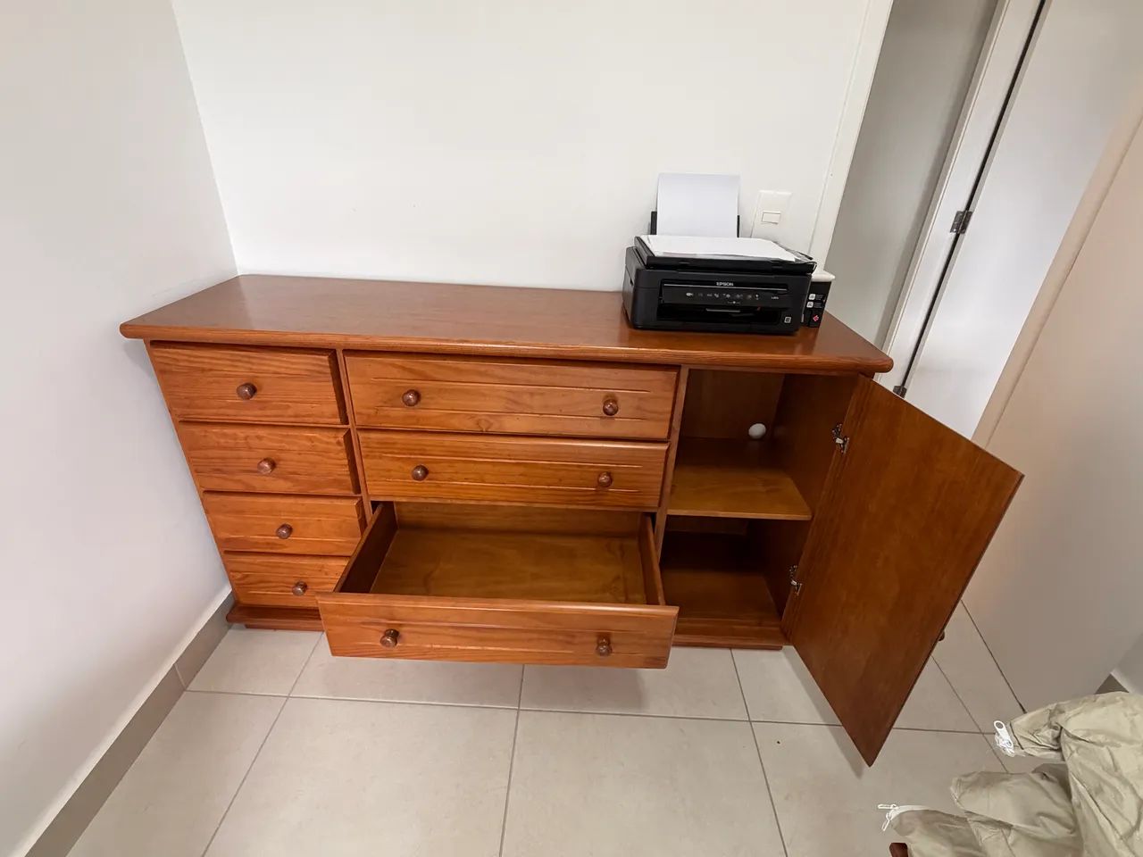 Cômoda de madeira maciça, impecável 1,56m x 92cm - Foto 2