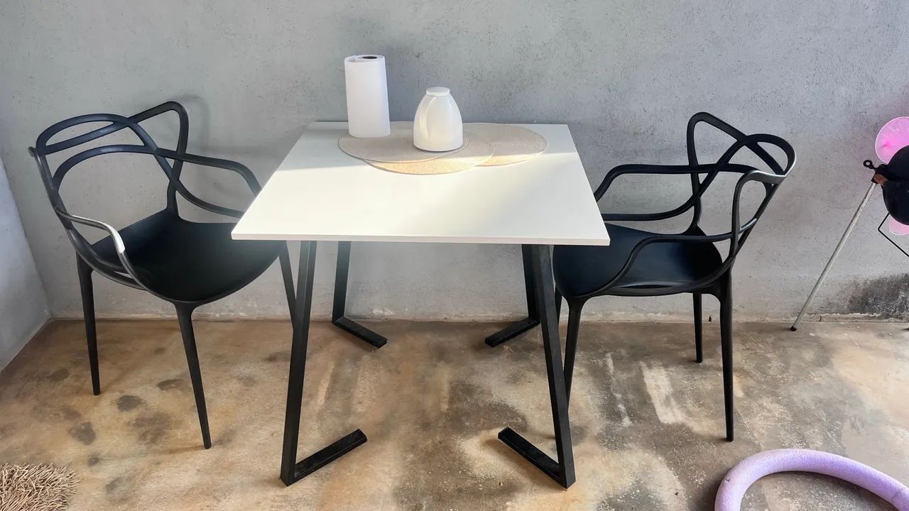 Mesa quadrada com duas cadeiras 