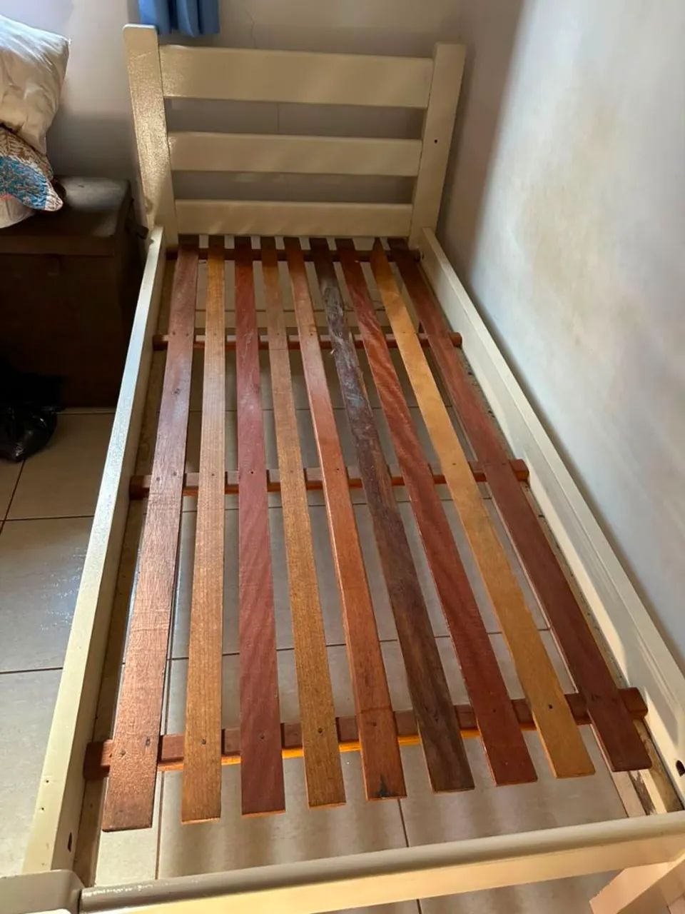 Cama solteiro de madeira 
