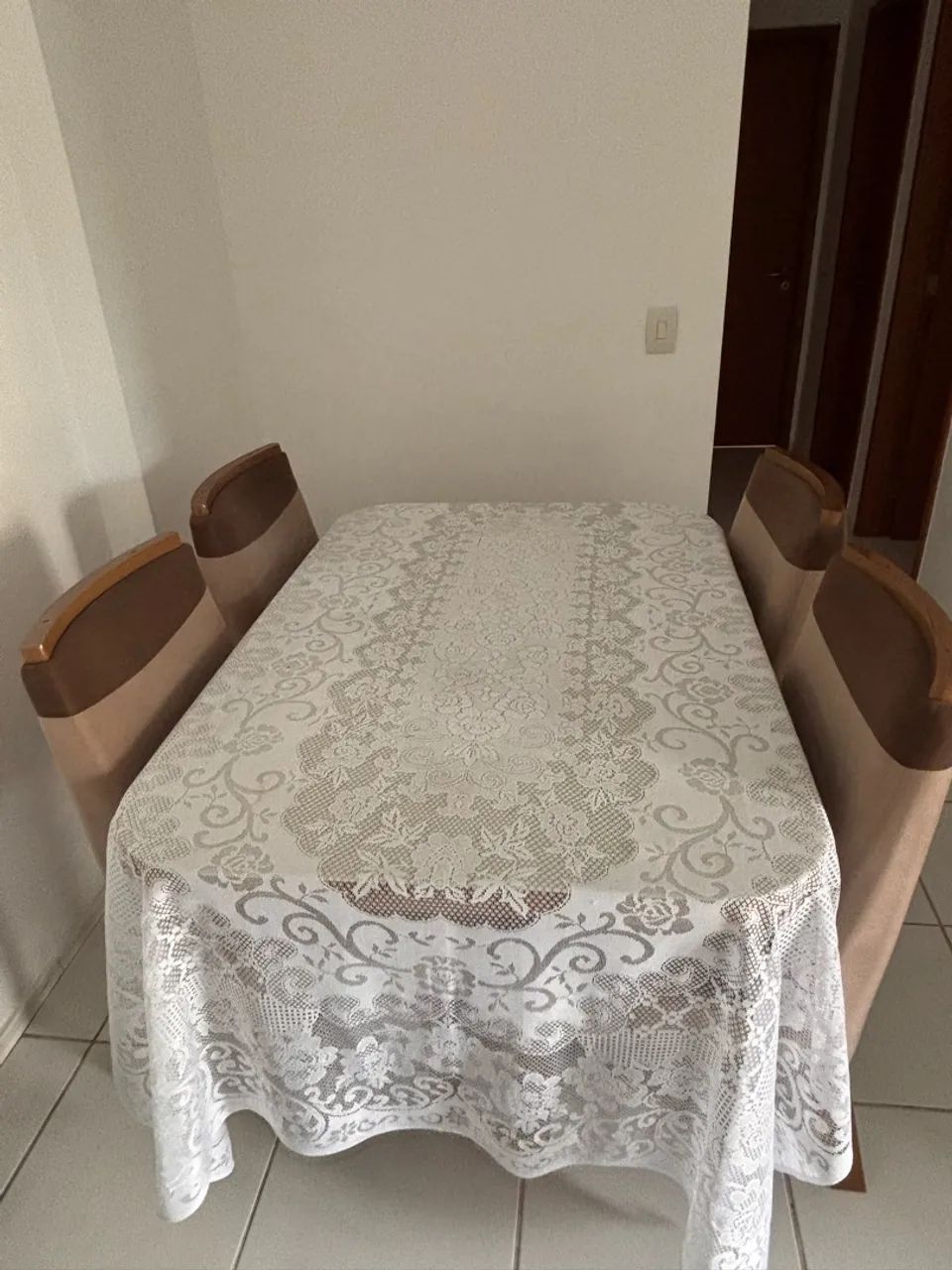 Kit mesa de jantar + 4 cadeiras 