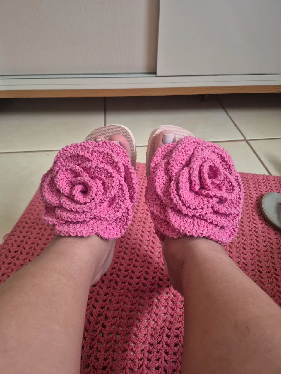 Chinelo com flor de crochê  - Foto 4