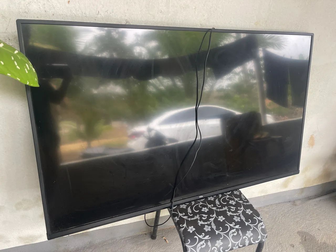 "TV TCL 50 polegadas - liga tem som mas imagem escura - para retirar peças" - Foto 2