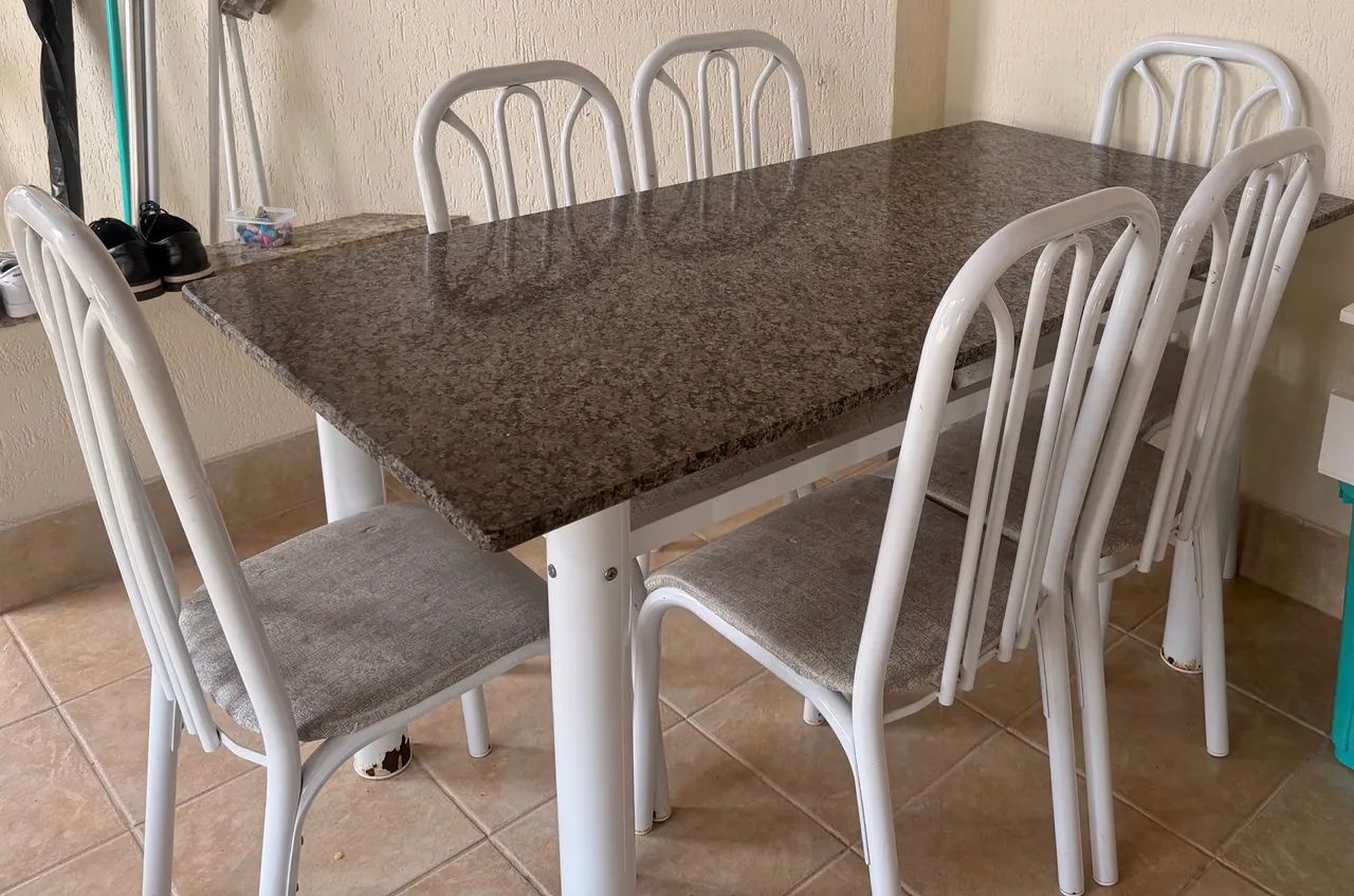 Mesa de granito com 6 cadeiras 