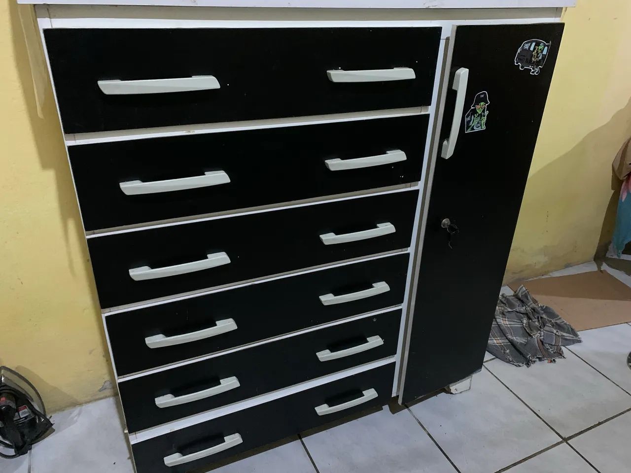 Cômoda Preta e Branco com 6 gavetas e 1 Sapateira. Em ótimo estado Valor a Combinar