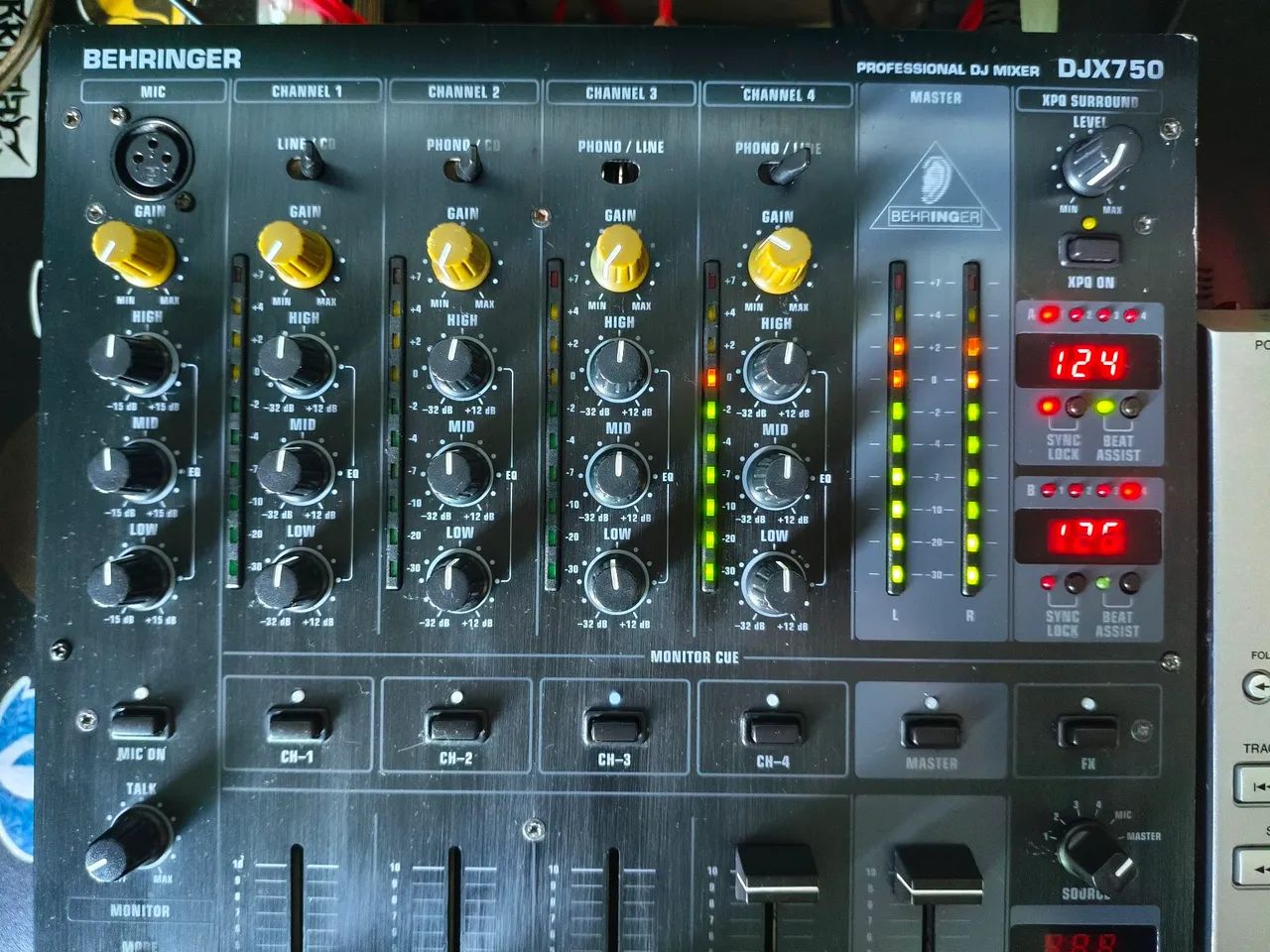 Mixer Behringer DJX 750 - Foto 2