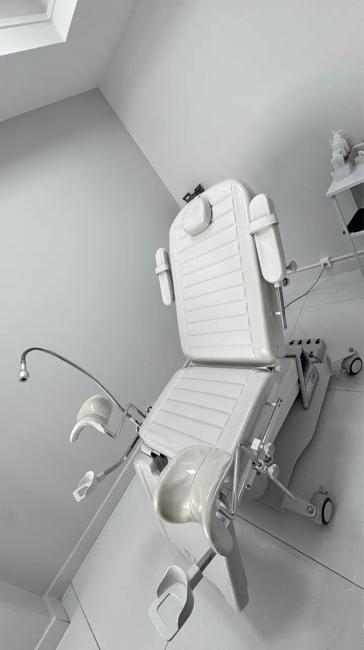 Mesa elétrica clínica e cirúrgica com tredelemburg - Unique G -  ótimo estado  - Foto 2