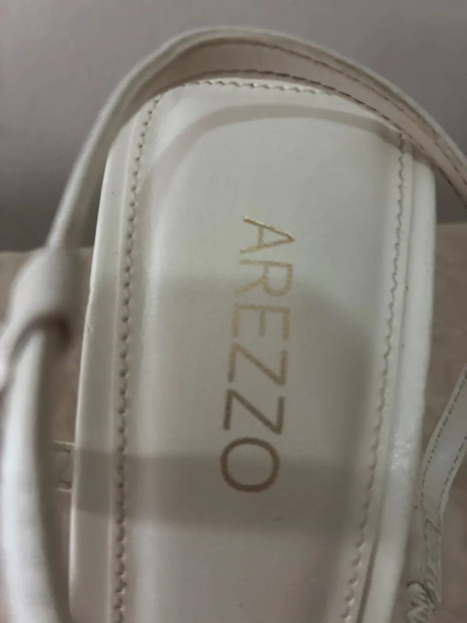 Sandália branca de salto com tiras Arezzo  - Foto 4