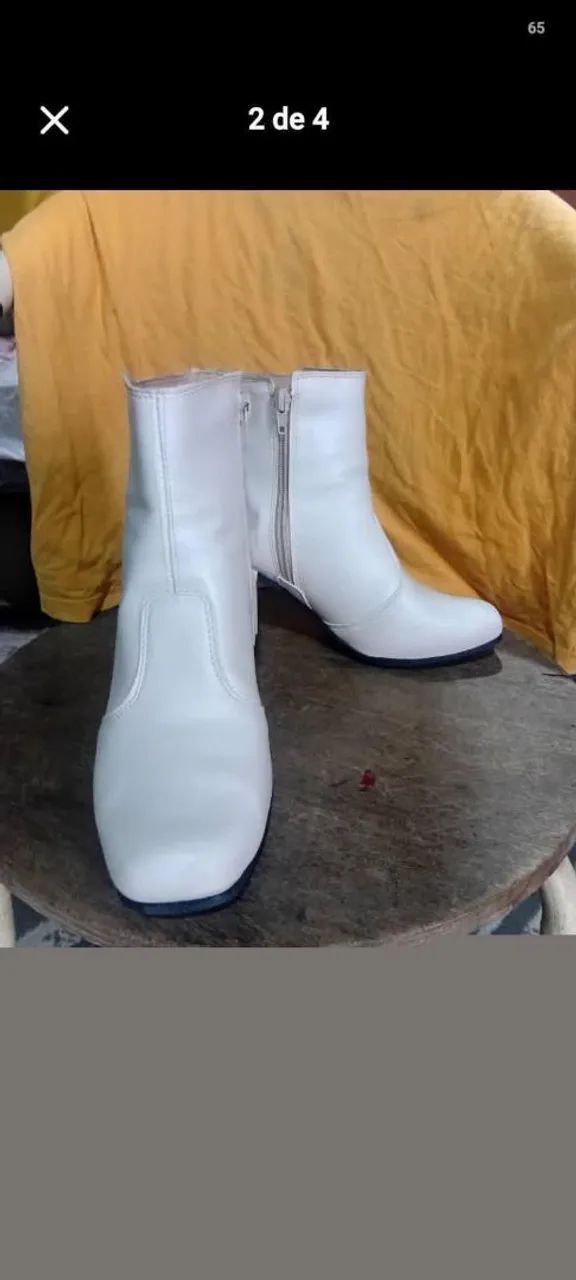 Bota de salto médio cano médio.