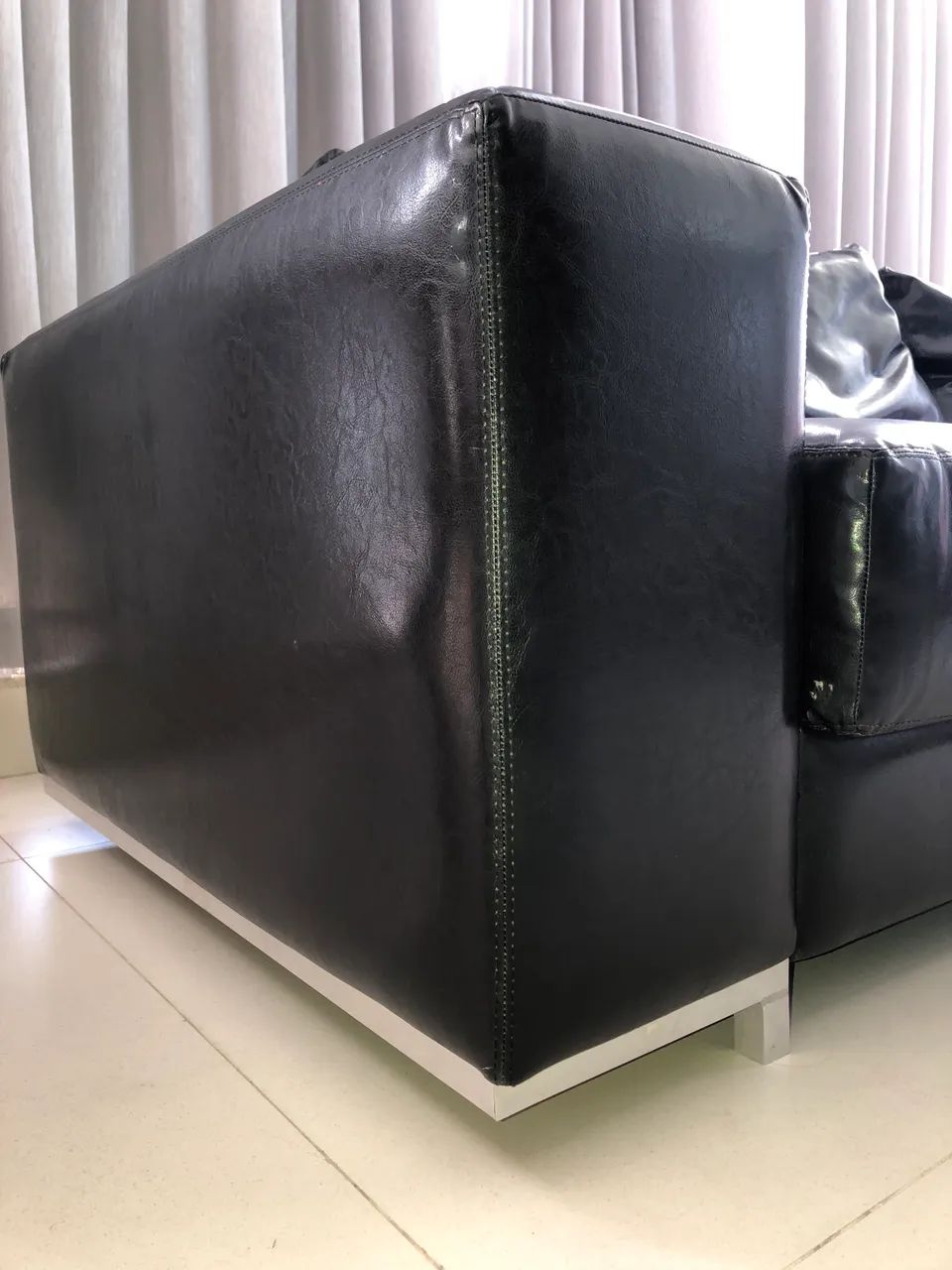 SOFÁ PRETO - EXCELENTE ESTADO - Foto 5