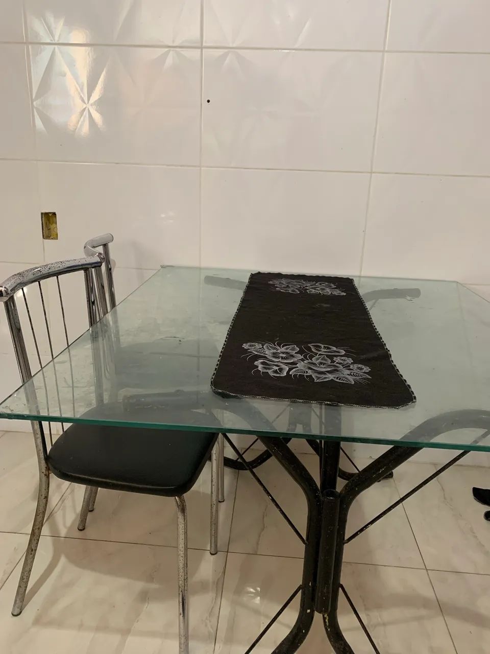Vendo mesa acompanha 5 cadeiras 