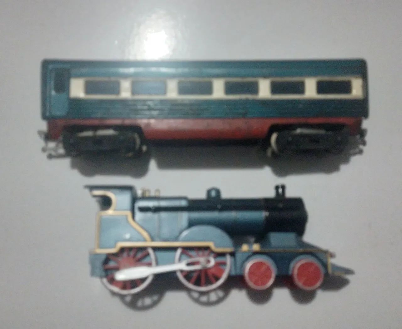 Trem de lata e vagão antigos. - Foto 5