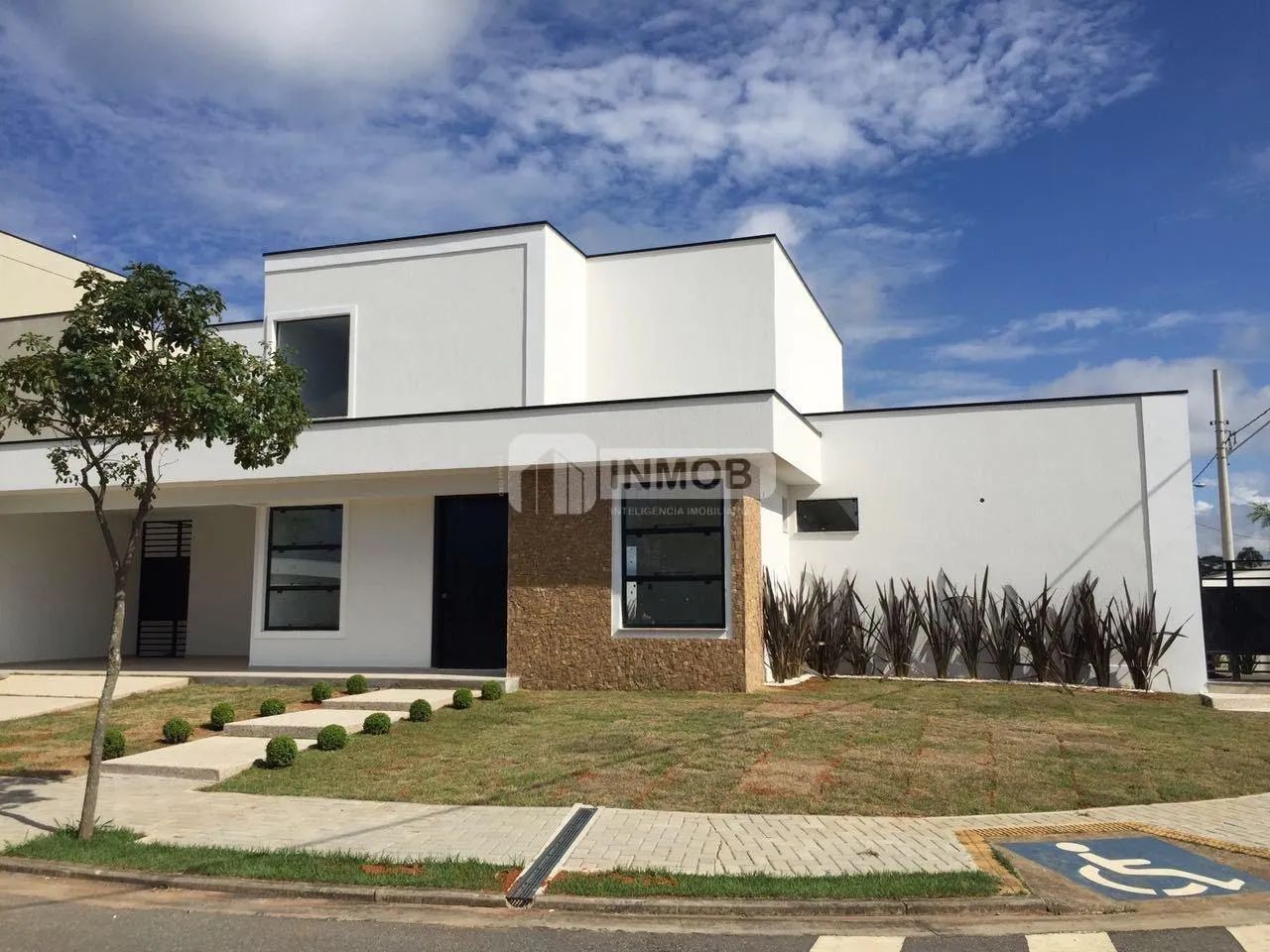 Casa em Condomínio em Quiririm, Taubaté | 3 Suítes 1