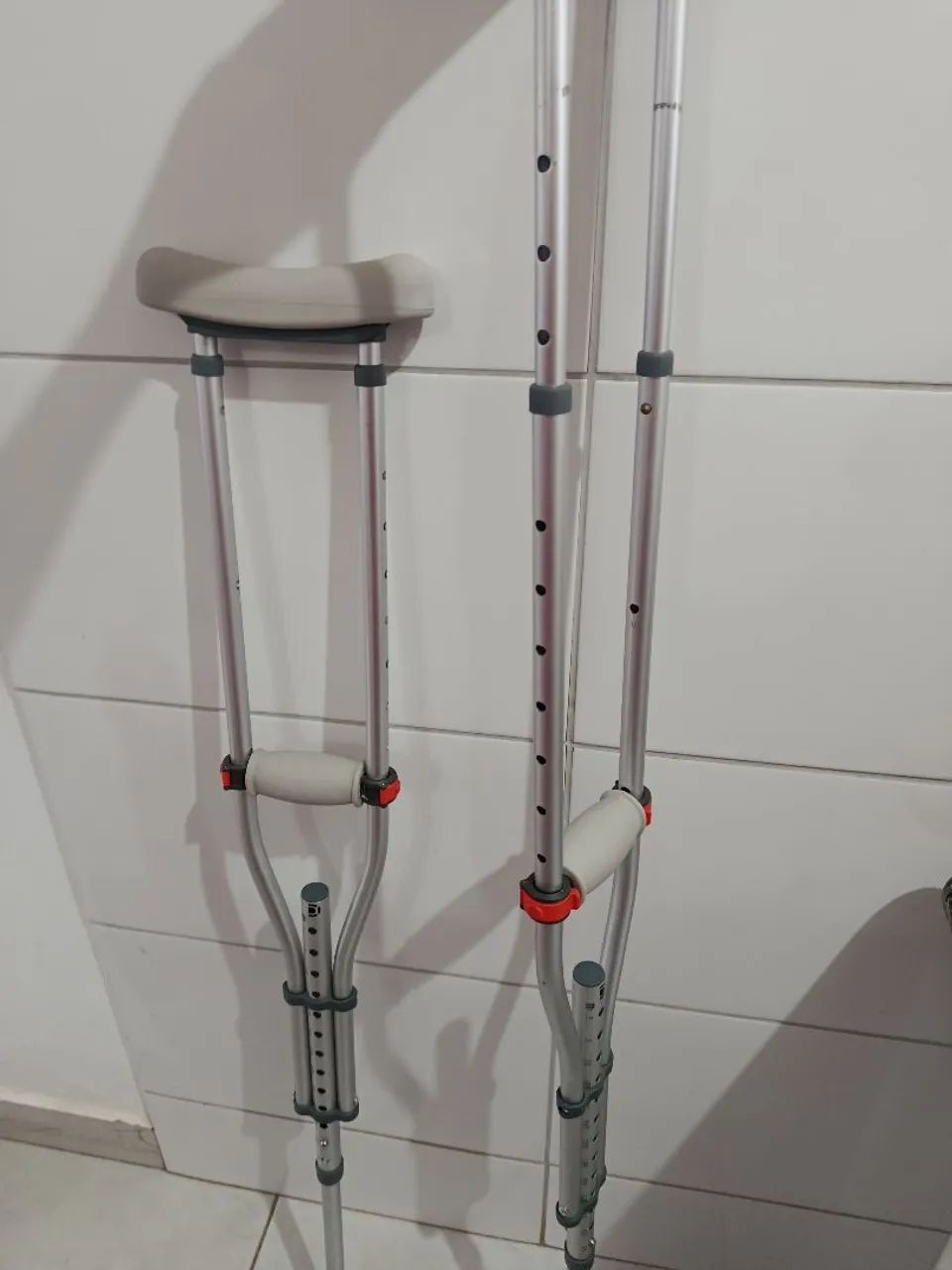 Muleta axilar ortopédica alumínio 3 regulagens (par) - Foto 4