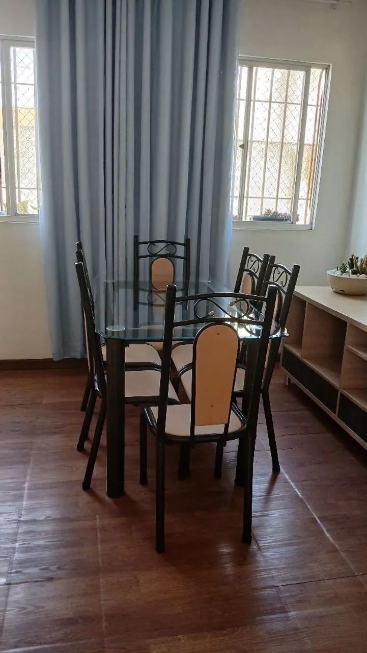 Mesa tampo de vidro com cadeiras