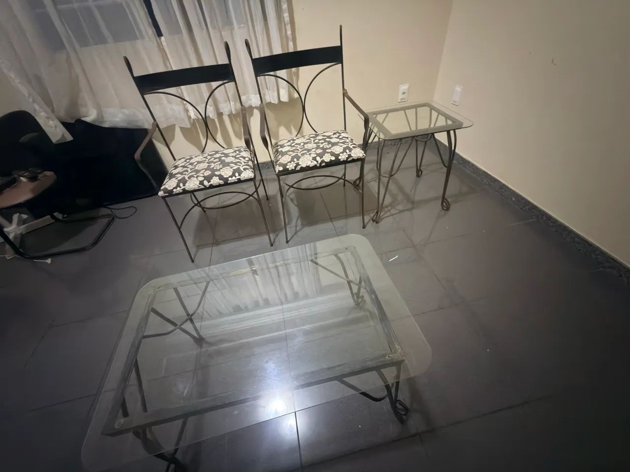 Conjunto com duas cadeiras e duas mesas  - Foto 2