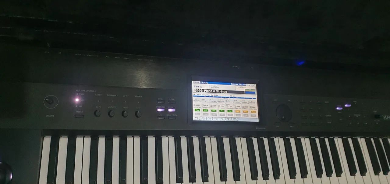 Teclado Korg Krome com case rigida