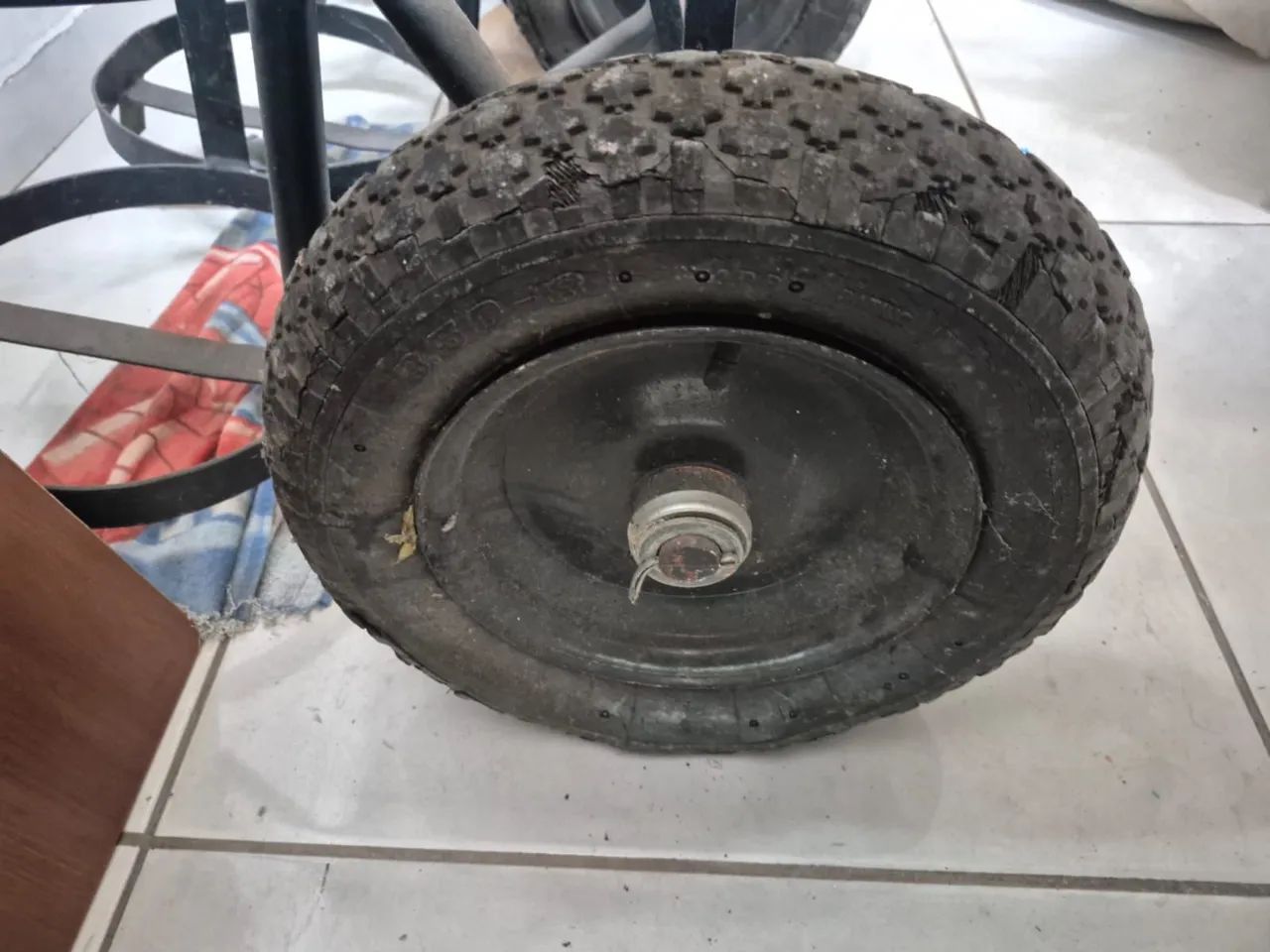 Carrinho para carregar 4 até galões de água 20 litros - Foto 3