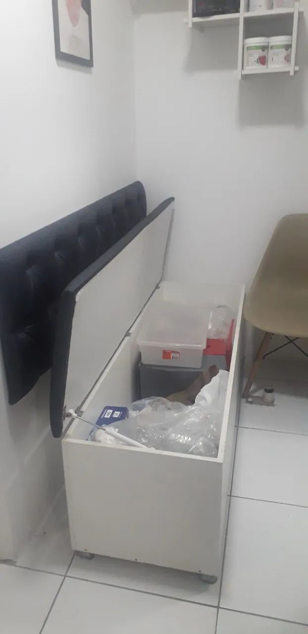  conj. de mesa com duas cadeiras Eiffel e sofá com baú - Foto 2