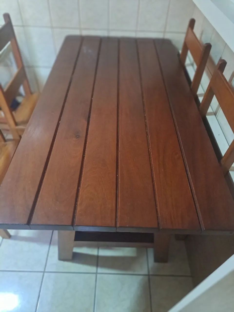 CONJUNTO DE MESA EM MADEIRA MACIÇA COM TAMPO RETANGULAR  RIPADO E 04 CADEIRAS-150x78x79 cm - Foto 3
