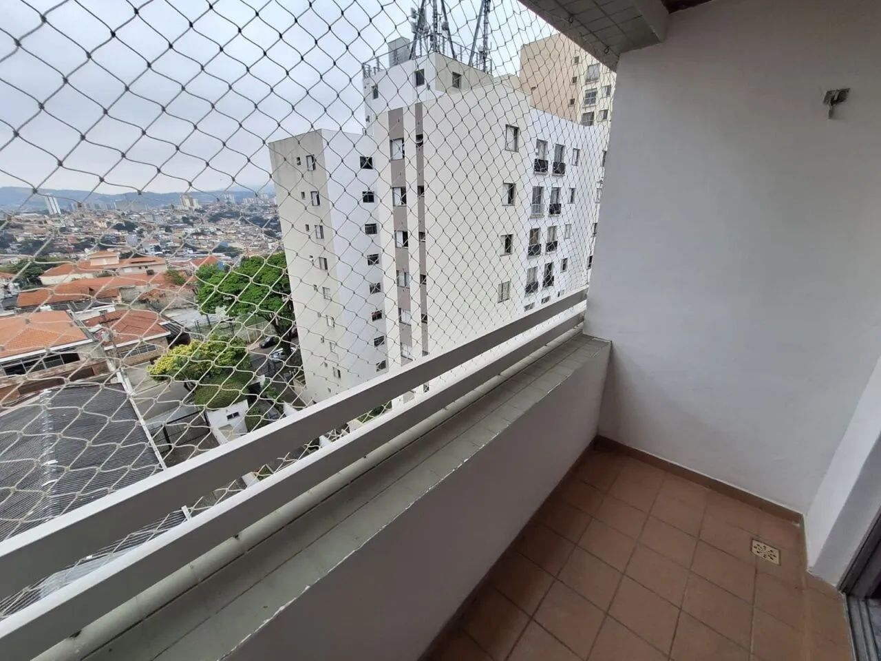APARTAMENTO COM 3 QUARTOS E 1 VAGA COBERTA FIXA FL26