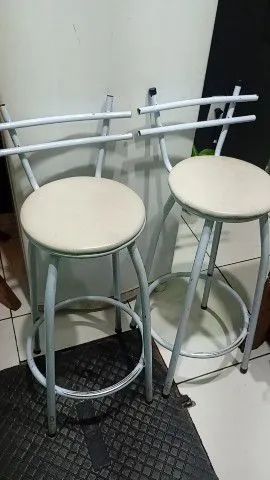 Banquetas brancas 