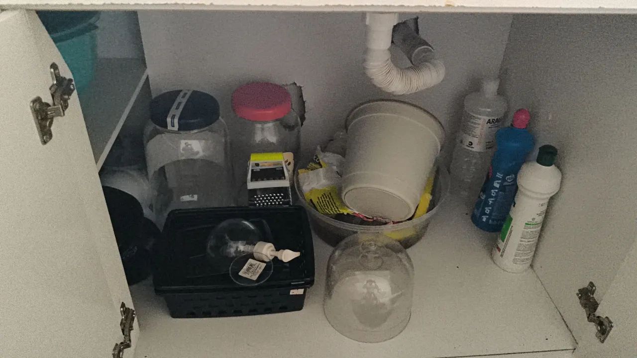 Pia com gabinete e diversos utensílios de cozinha usados - Foto 3