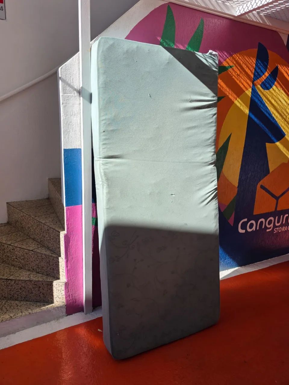 Vendo cama box de solteiro com colchão e cama auxiliar - Foto 4